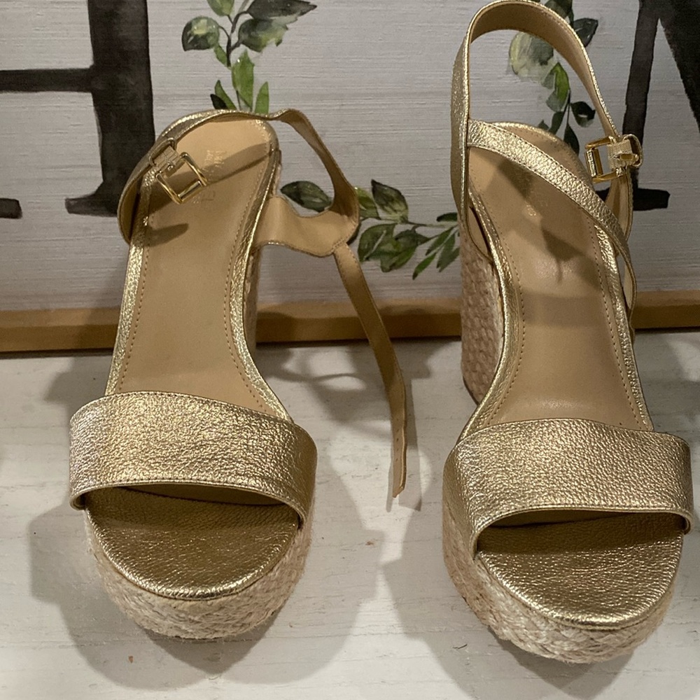 Michael Kors Wedge, never worn before. The box is damage but it’ll replaced:)